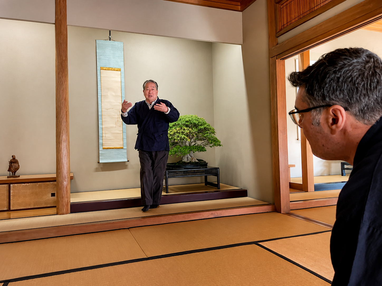 III Iemoto Kobayashi Ippū impartiendo una lección privada sobre composición de tokonoma en el Museo de Bonsái Shunkaen, durante el último período de estudio presencial del autor en noviembre de 2025. Tras la finalización de los cursos, la evaluación formal y una ceremonia de diploma, el autor recibió el Diploma N.º 1 de la Escuela Keidō Katayama-ryū — su primer graduado bajo el liderazgo de Kobayashi Ippū como Tercer Iemoto.