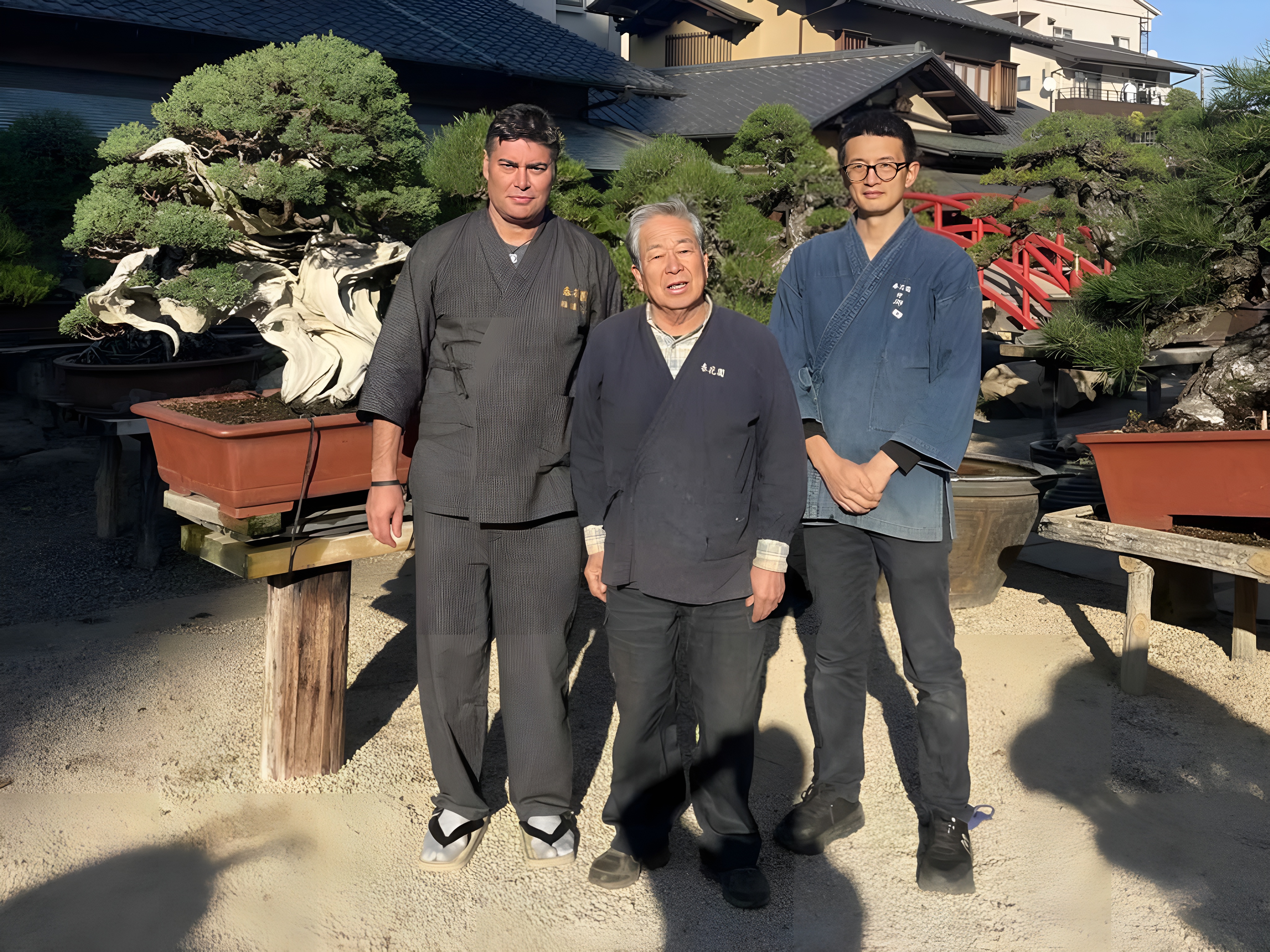 III Iemoto Kobayashi Ippū (centro), senpai Jin Yasufumi (derecha) y el autor (izquierda) en el jardín de bonsáis del Museo de Bonsái Shunkaen, durante el período de estudio presencial del autor en Keidō en otoño de 2025.
